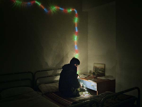 © Alvaro Deprit. Giavid, un ragazzo afghano, nella sua stanza della comunità. Da Suspension