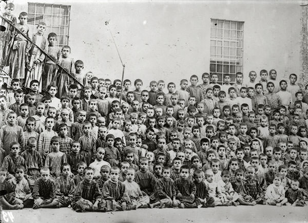 Anonyme. Orphelins arméniens de Tarsus (Tarses) après les massacres d’Adana en 1909. Per concessione Musée de la Photographie Charleroi