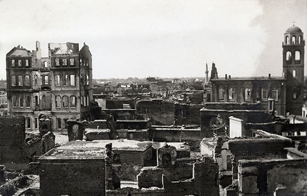 Anonyme – Le quartier arménien d’Adana incendié lors des massacres de 1909. Per concessione Musée de la Photographie Charleroi