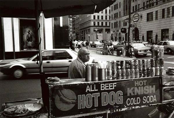 © Costa-Gavras. Immigré grec, 5e avenue, New York, 1991. Courtesy La Maison de la Photographie de Lille