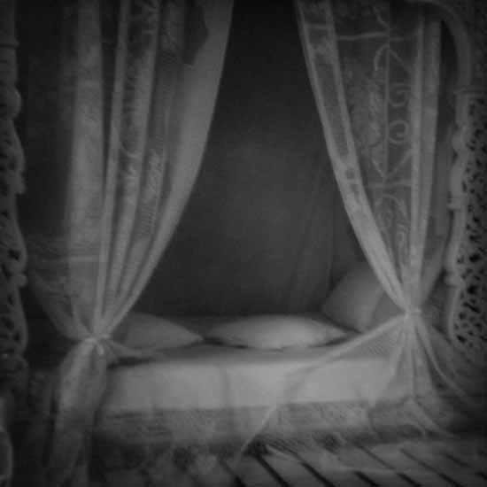 © Flore. Le lit de la fiancée. Courtesy Edizioni Postcart