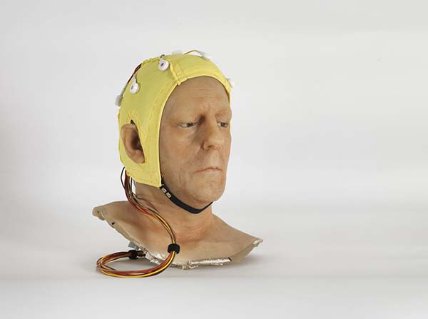 Jan Fabre. Do we feel with our brain and think with our heart?, 2013. Silicone, pittura, tessuto, capelli, polimeri. 34,5 x 29 x 24 cm