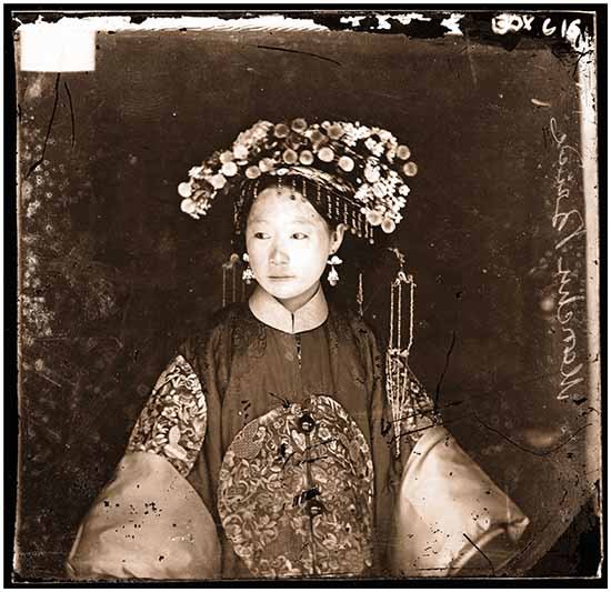 John Thomson. Sposa Manchu, Pechino, Cina (1871). Copyright: The Wellcom Library, London – Courtesy: 123Art