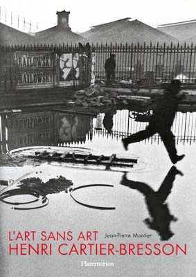 Copertina del libro L’art sans art d'Henri Cartier Bresson di Jean-Pierre Montier (Flammarion, 1995) con l'immagine Derrière la gare Saint-Lazare, pont de l’Europe (Paris, 1932)