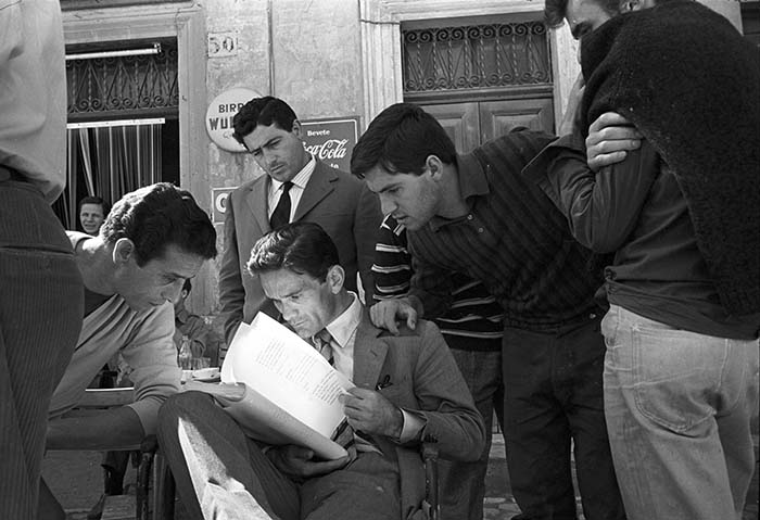 Pier Paolo Pasolini sul set di Accatone, 1961- Angelo Pennoni / © Reporters Associati – Roma