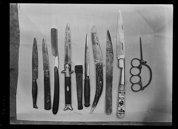 Rodolphe A. Reiss. Divers genres d’armes perforantes et tranchantes: coup de poing avec stylet, couteau corse, alêne, couteau à cran d’arrêt français, poignard, couteau à cran d’arrêt allemand, rasoir, couteau de poche, couteau dit « jambe de femme », vers 1910. © Musée de l’Elysée / Institut de police scientifique, Lausanne