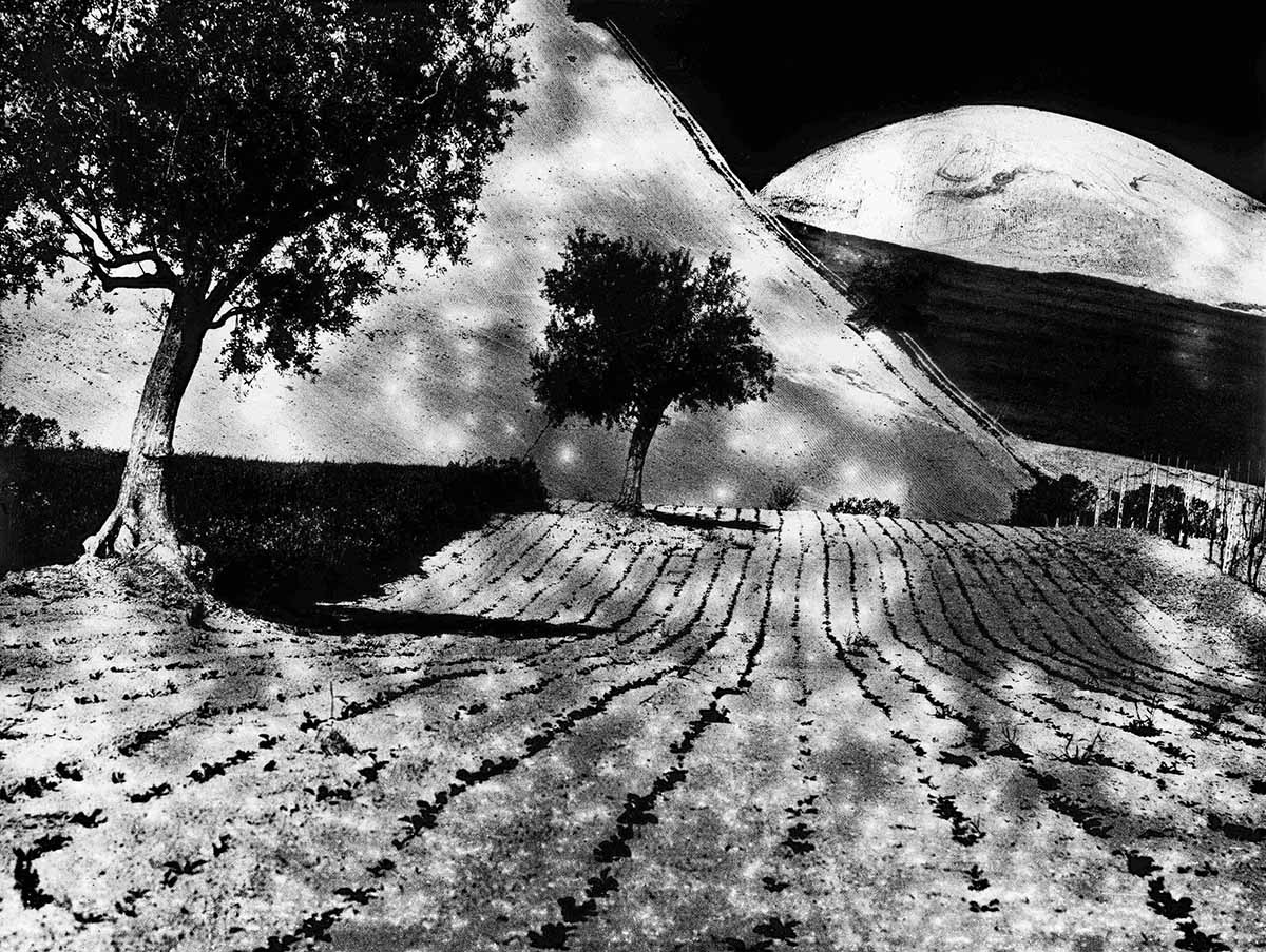 La grande luna, fotografia di Mario Giacomelli in Maestri della fotografia